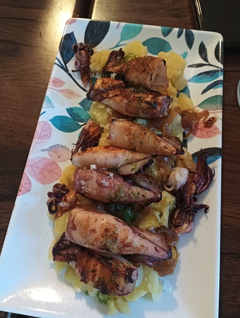 Calamarcitos a la plancha con patatas machacadas, un plato para compartir