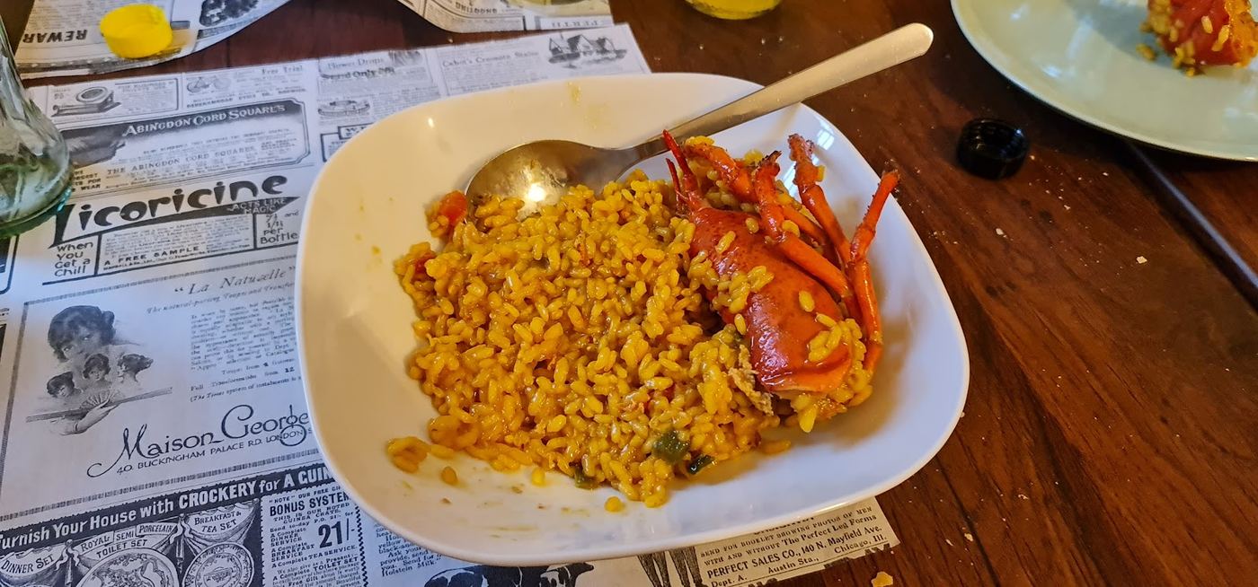 Arroz caldoso con bogavante, un plato tradicional de marisco